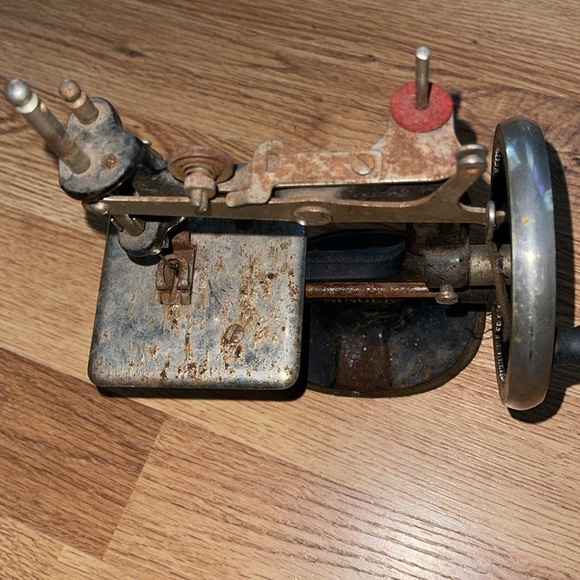 Singer Sewing Machine - Picture 4 of 5